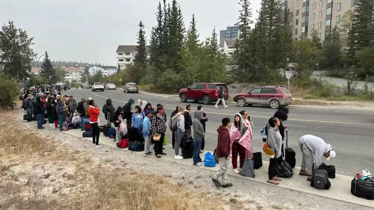 Long Lines for Evacuation Flights: Yellowknife Sees Surge in Demand
