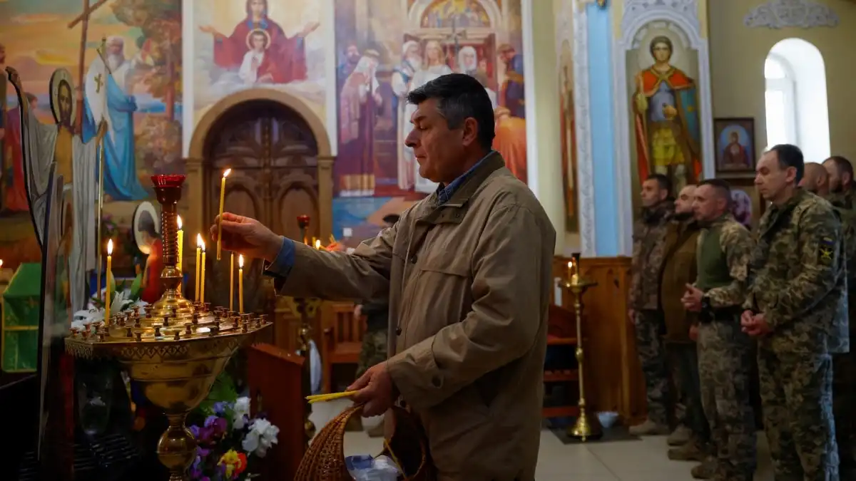 Ukrainians Celebrate Orthodox Easter Amid Russian Weapons Threat