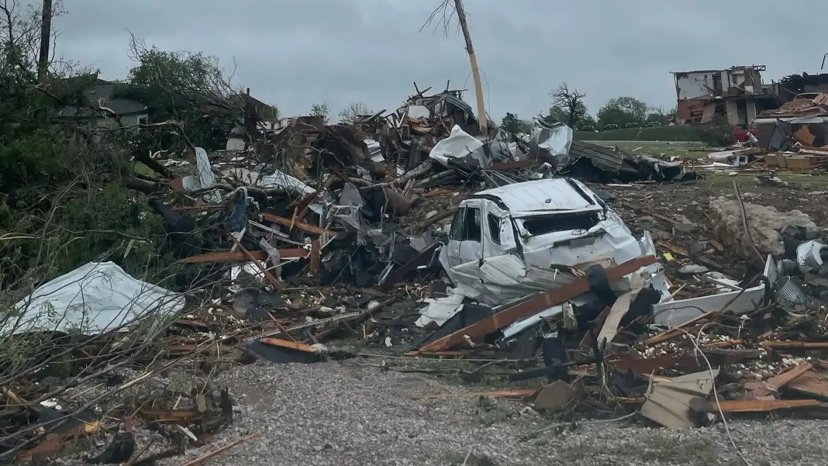 Oklahoma tornado leaves 4 dead, thousands without power