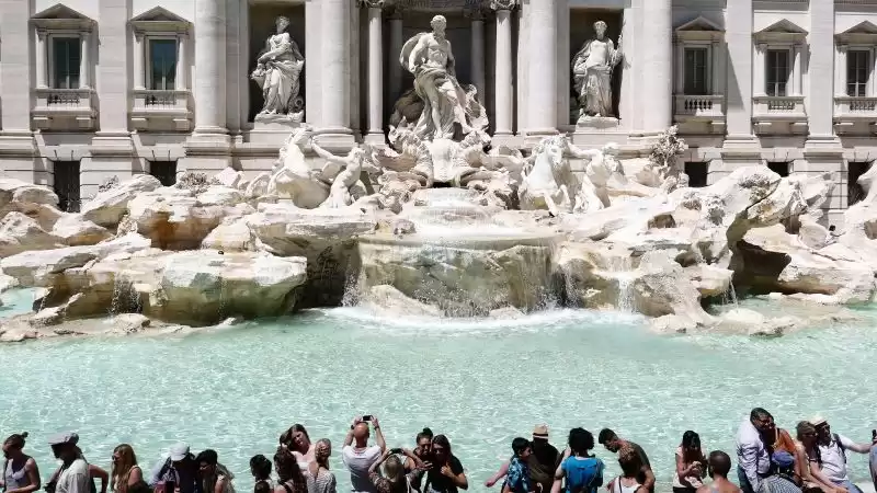 Tourist filmed climbing into Rome's Trevi Fountain to fill water bottle