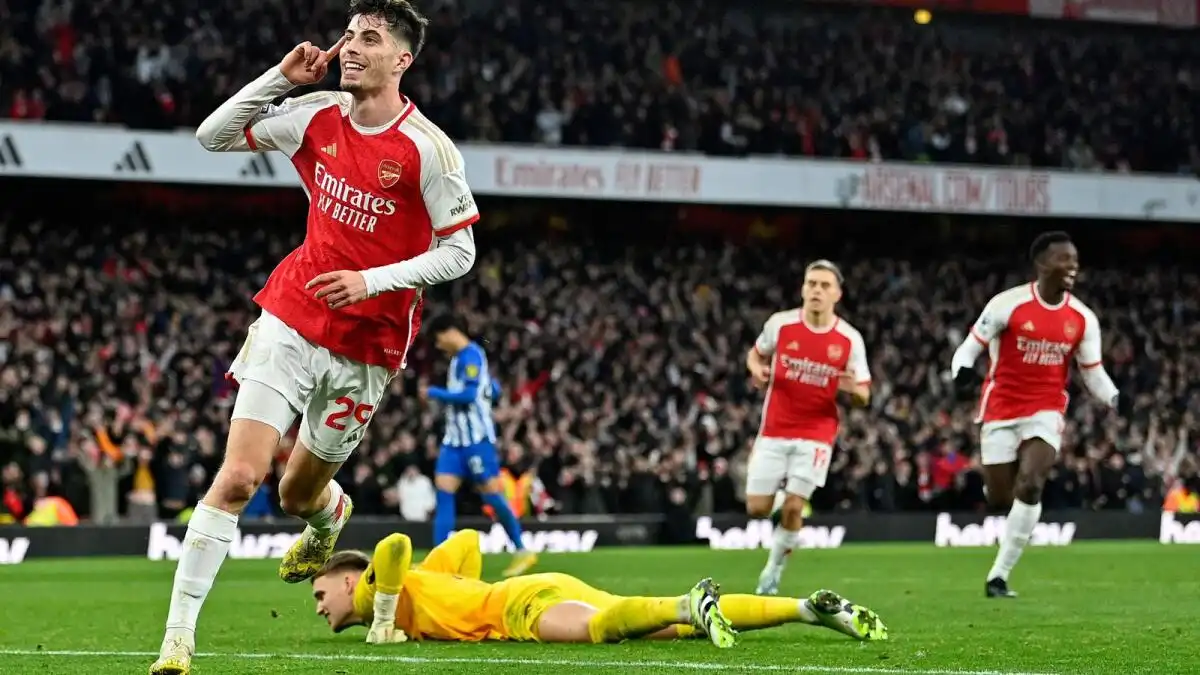 Arsenal win over Brighton puts them back on top as Liverpool fails against Man Utd