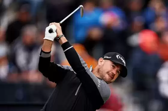 Brian Harman surges to the top of the British Open leaderboard, while Rory McIlroy shows notable progress.
