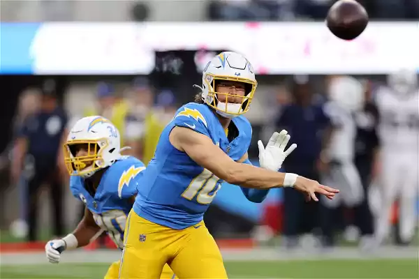 Chargers QB Justin Herbert big first down completion