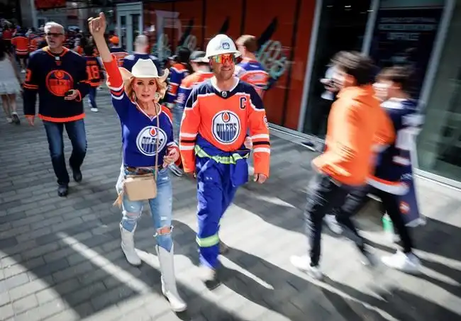 Cheering fans Edmonton plaza Oilers force winner-take-all Stanley Cup final