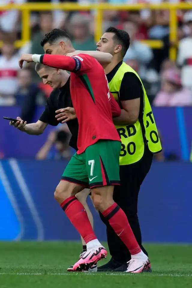Cristiano Ronaldo lucky not to come to harm after confronted by selfie-seekers, coach says