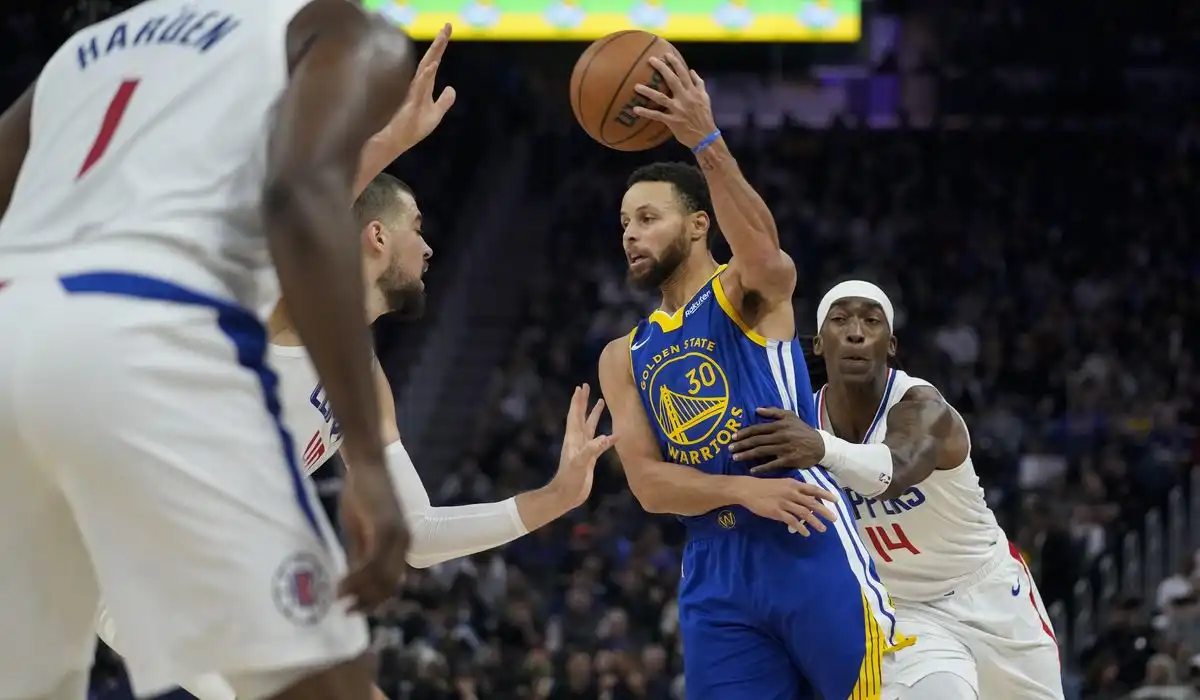 Curry Thompson big Warriors hold off Clippers 120-114