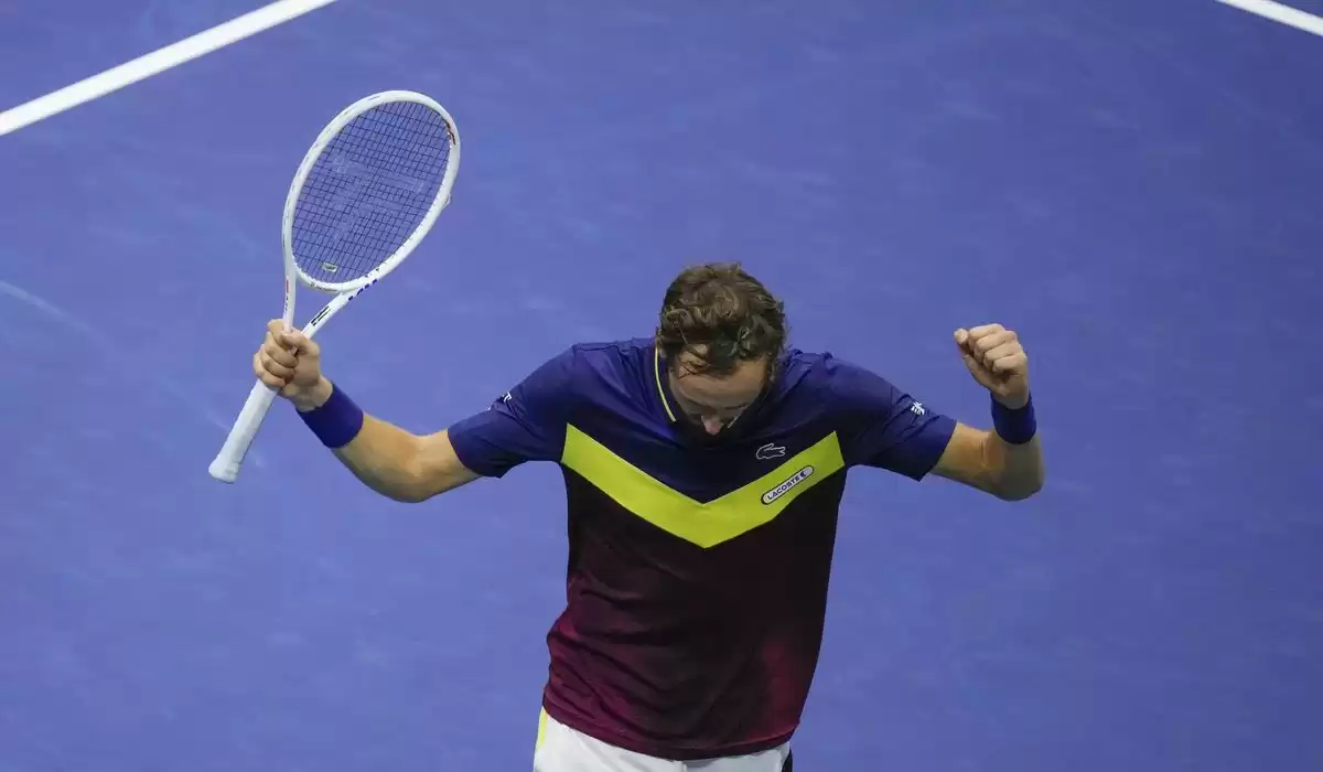 Daniil Medvedev defeats Carlos Alcaraz at U.S. Open, advances to final. Djokovic awaits