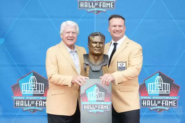 Dolphins Legend Zach Thomas Enshrined in Hall of Fame: Watch Highlights