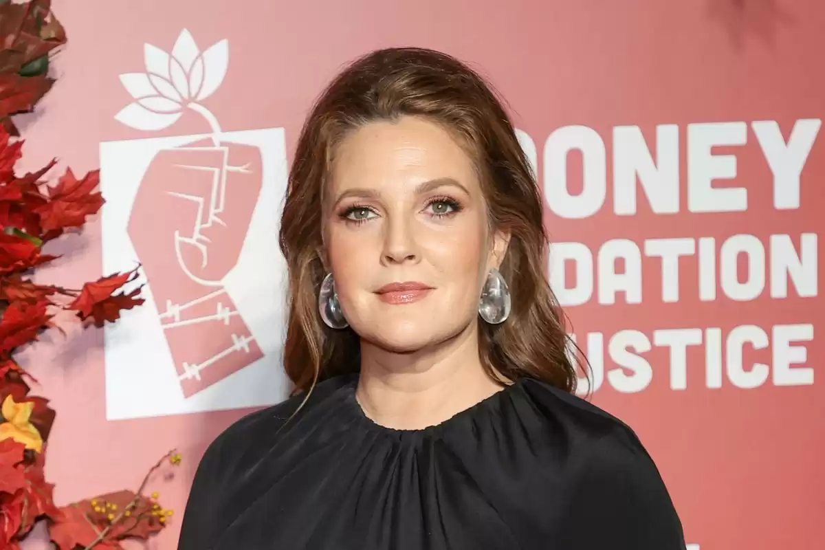 Drew Barrymore apologises for talk show resumption amid writers' strike