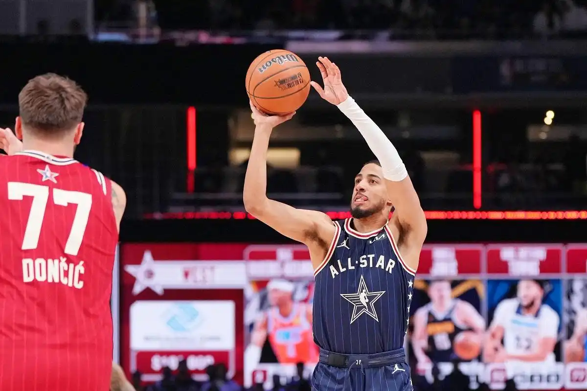 East Hangs 211 Points to Topple West in NBA All-Star Game