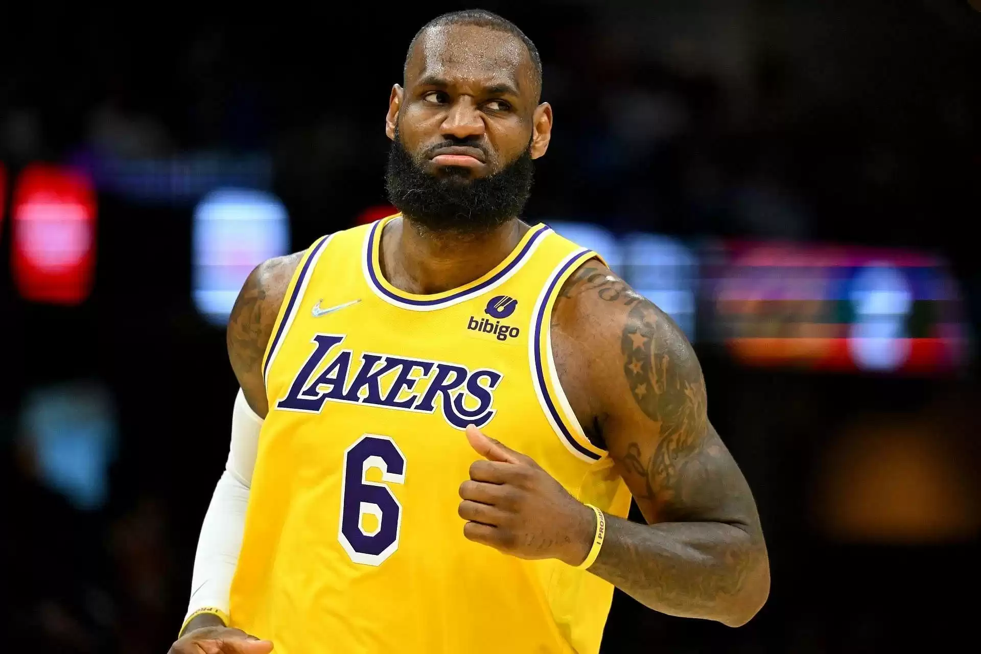 Fans roast ESPN after sharing LeBron James' eating sushi during Lakers-Warriors preseason game