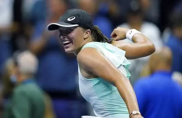Iga Swiatek Triumphs on Opening Day of Wimbledon; Novak Djokovic, Venus Williams, and Coco Gauff Make Their Mark