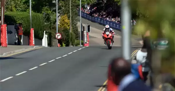 Isle of Man TT: The World's Most Dangerous Motorcycle Race - Bill Whitaker Reports