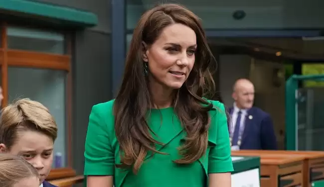 Kate Middleton stuns in vibrant emerald dress and elegant suede pumps at Wimbledon 2023