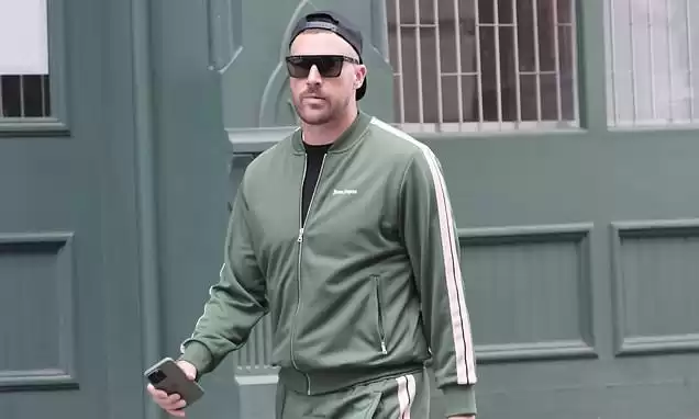 Kelce leaving Swift's apartment, swerving Eagles vs. Jets
