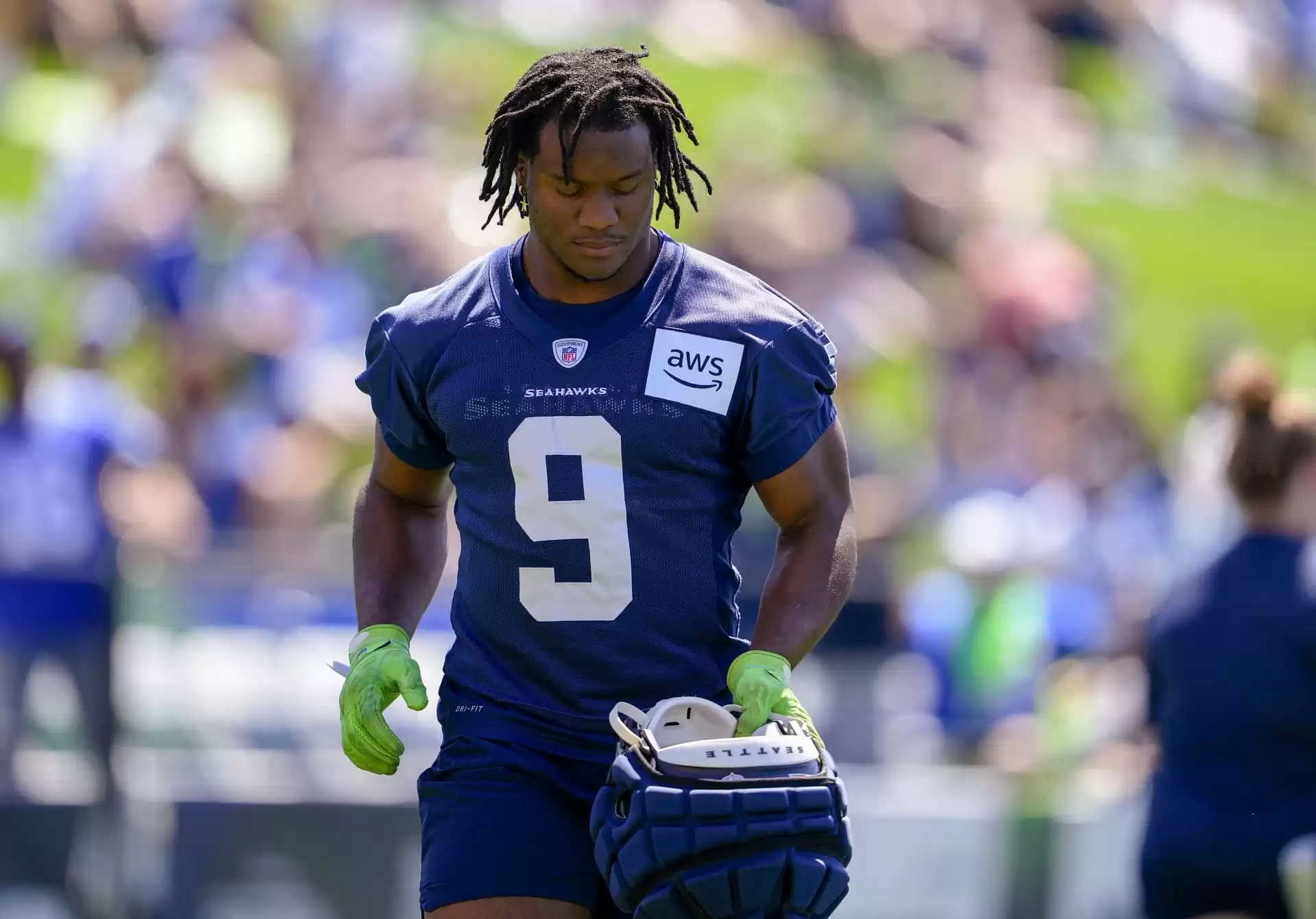 "Kenneth Walker's Game Status Against Vikings: Examining Seahawks RB's Availability"