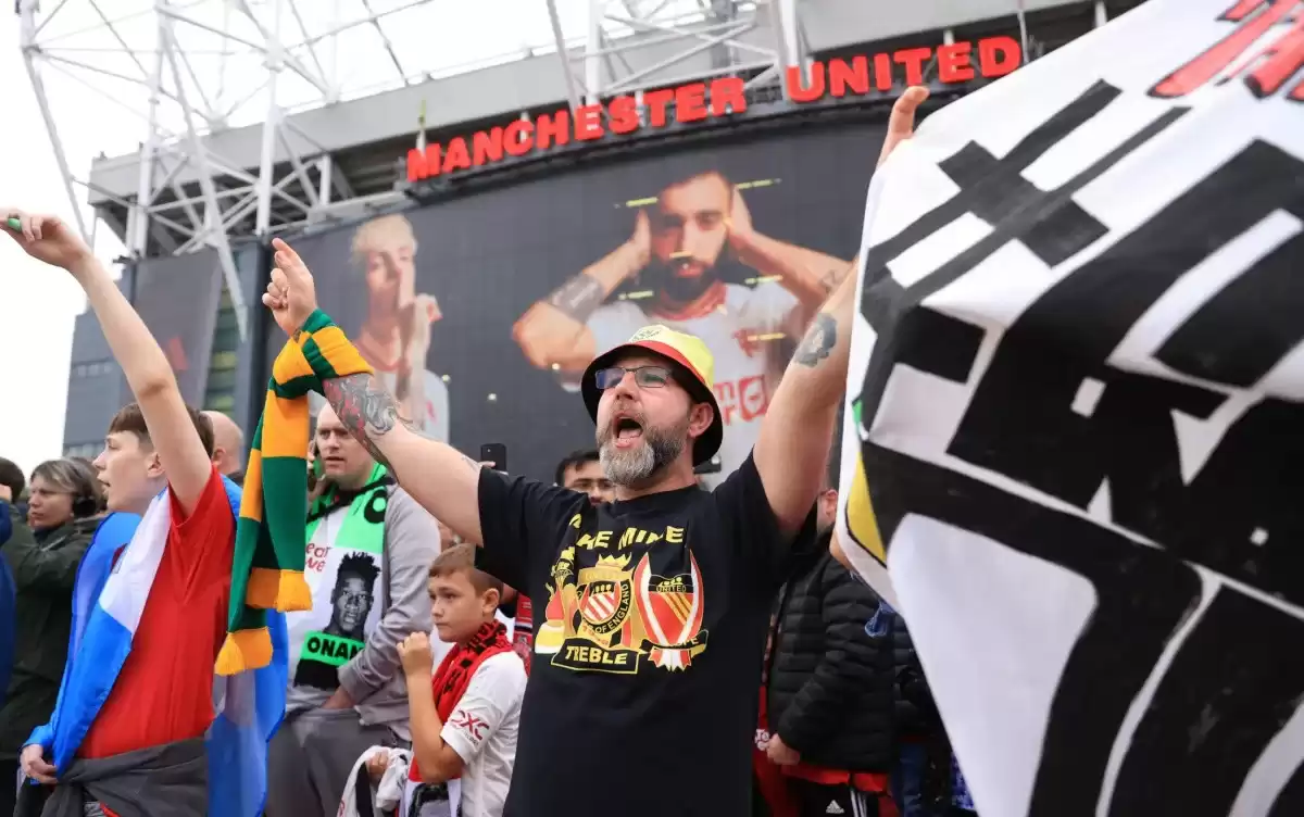 Manchester United fans protest Glazers and Mason Greenwood return
