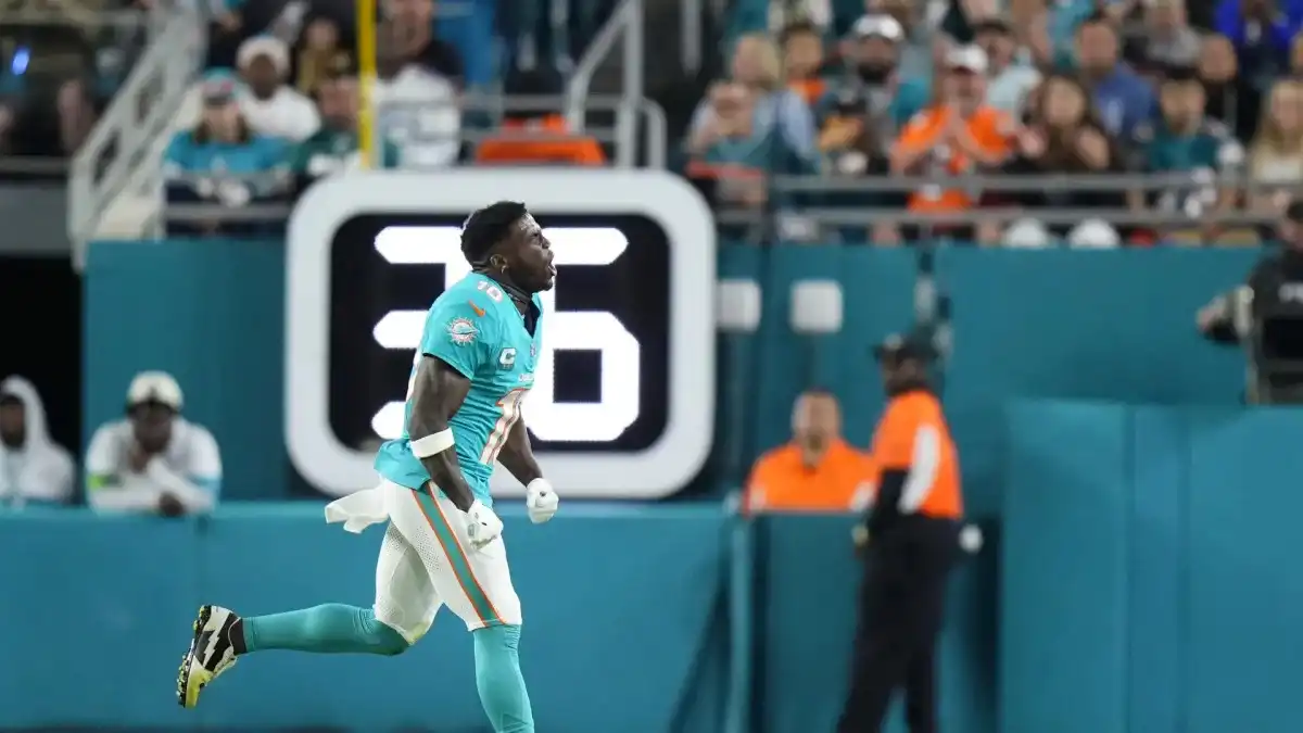 Monday Night Football: Dolphins struggle without Tyreek Hill, trail 10-7 at halftime