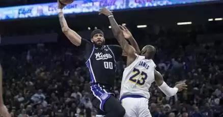 Monk delivers in OT as Kings beat Lakers 132-127 on 20th anniversary of James NBA debut
