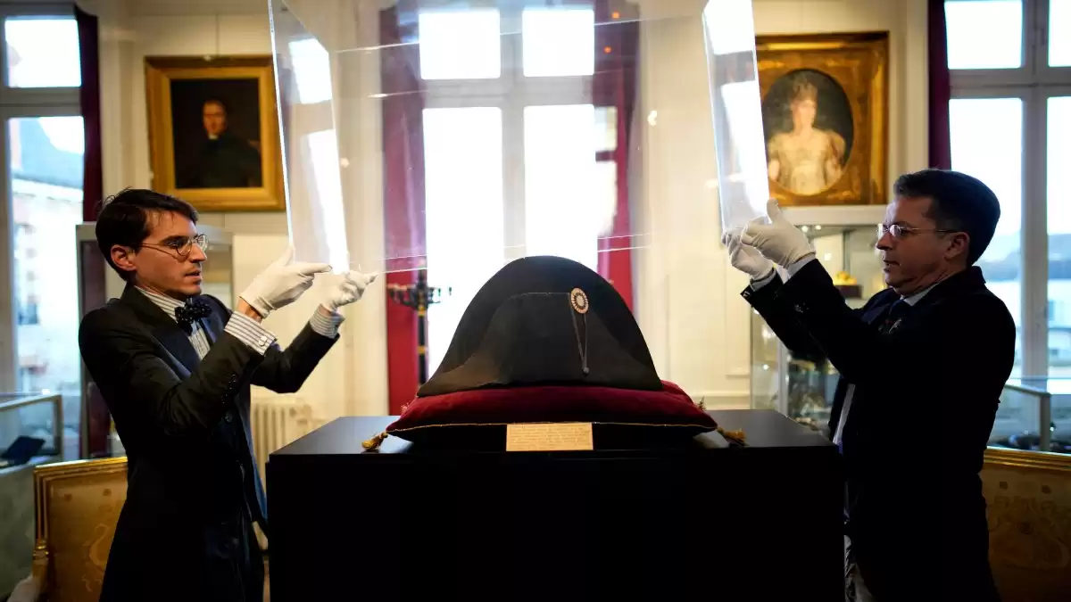 Napoléon's hat sells for $2.1 million at French auction