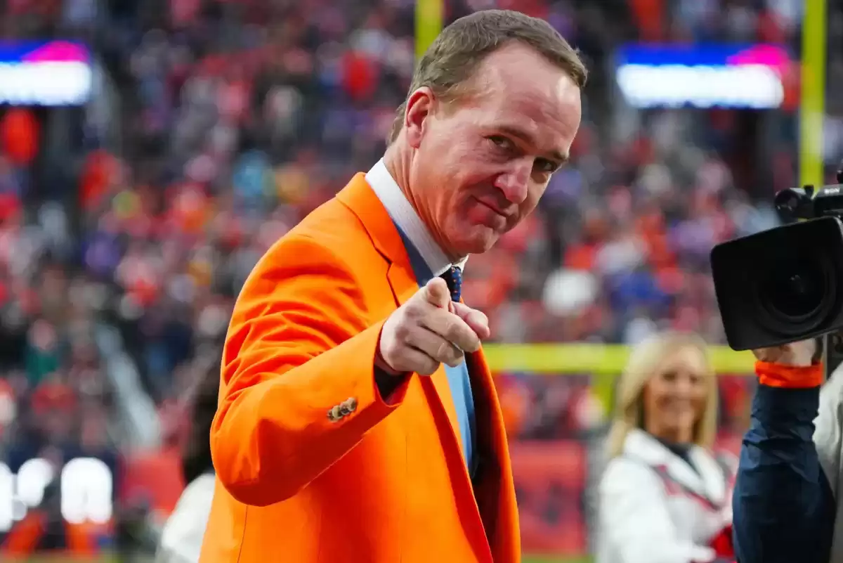 Peyton Manning defends Ron Rivera's decision to not go for 2-point conversion.