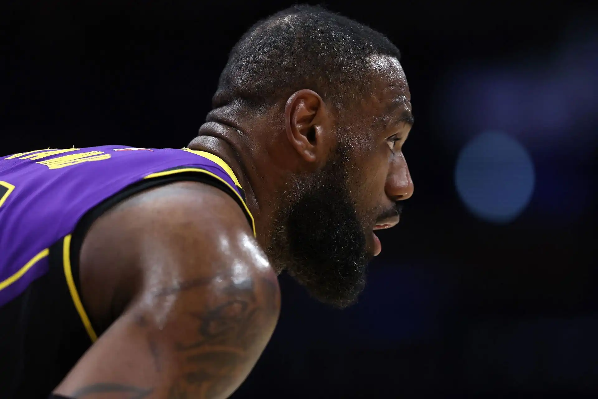 Photos: LeBron James wears $6400 Louis Vuitton outfit before Lakers vs Suns game