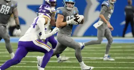 Playoff-bound Lions lose record-breaking rookie Sam LaPorta to knee injury in 30-20 win over Vikings