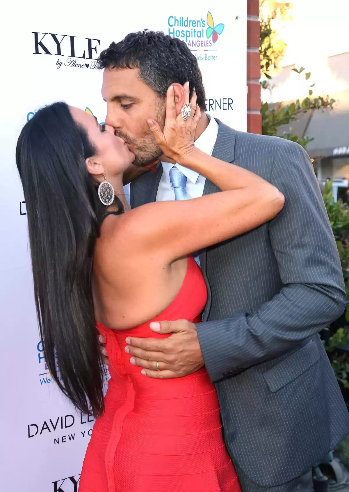 Reports: 'Real Housewives' star Kyle Richards and Mauricio Umansky end their 27-year marriage