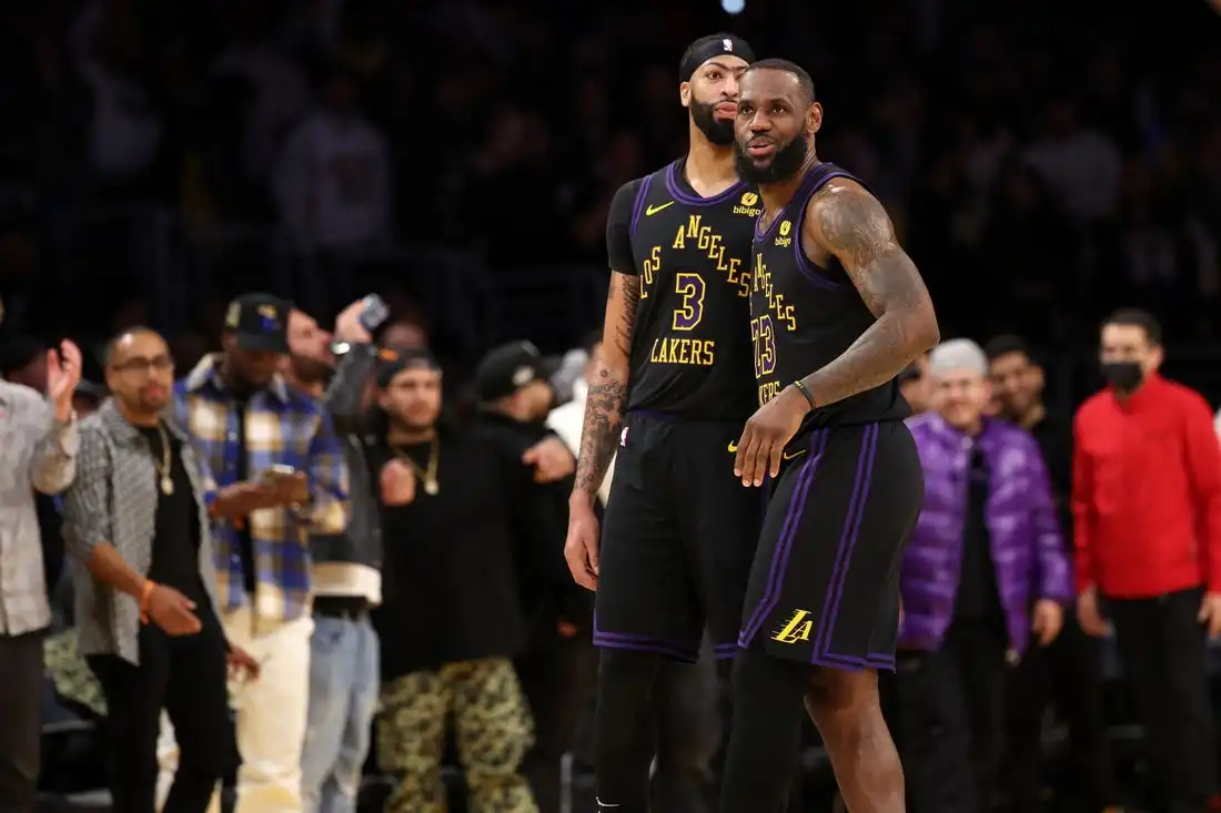 Seeking better cohesion, Lakers take on Suns