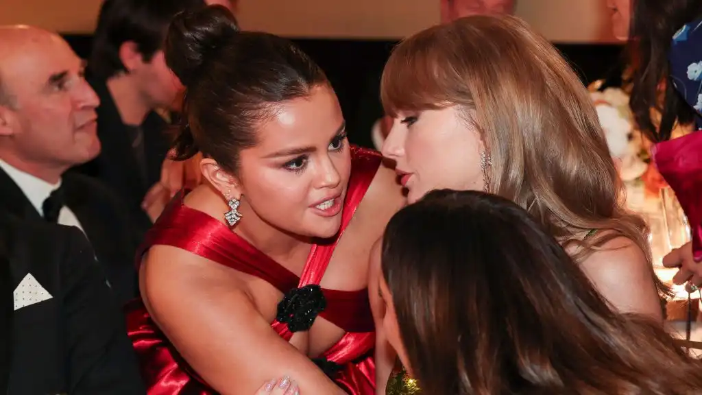 Selena Gomez allegedly lip reading Taylor Swift about Timothée Chalamet in viral Golden Globes video