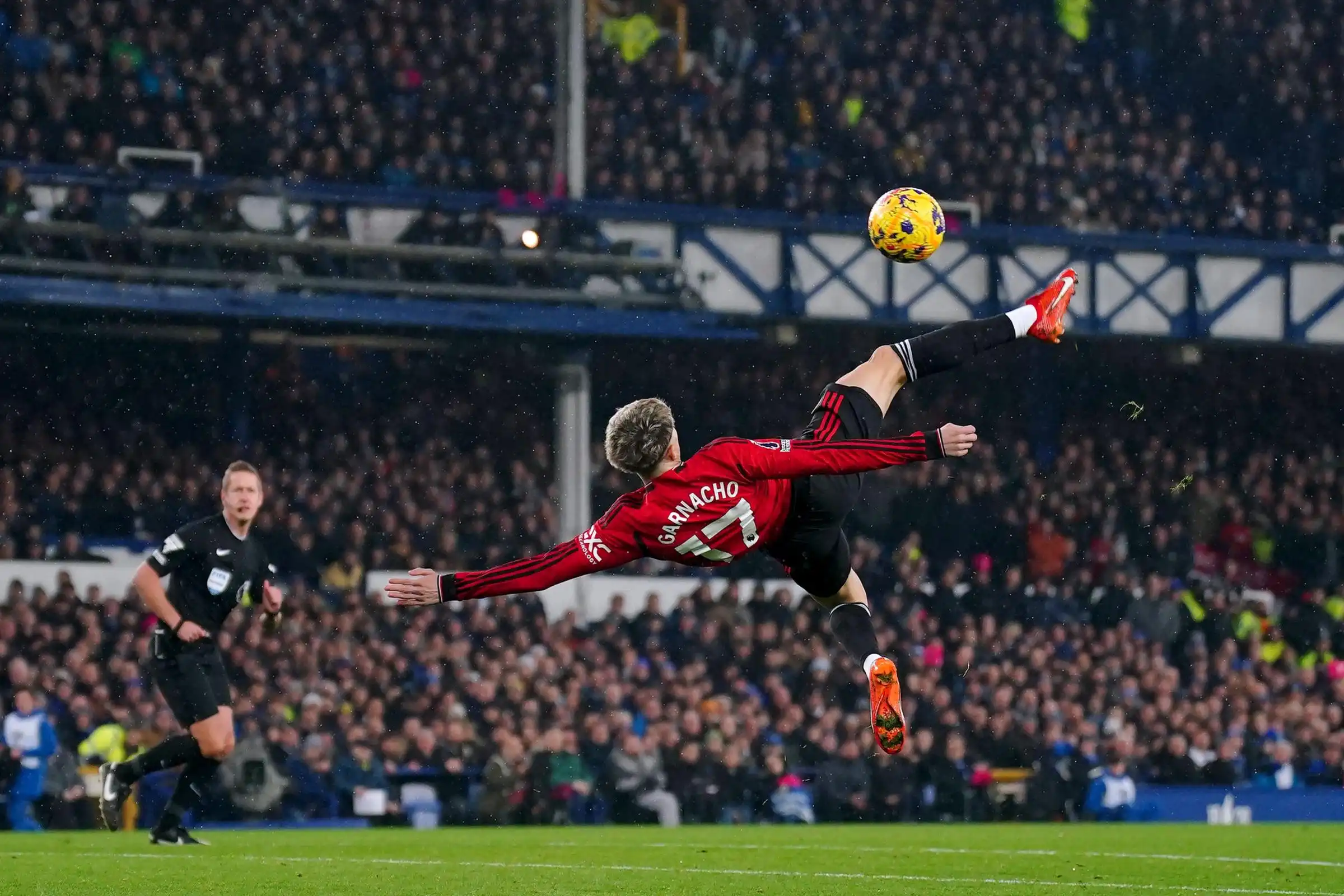 Stunning Alejandro Garnacho goal inspires Manchester United win Everton