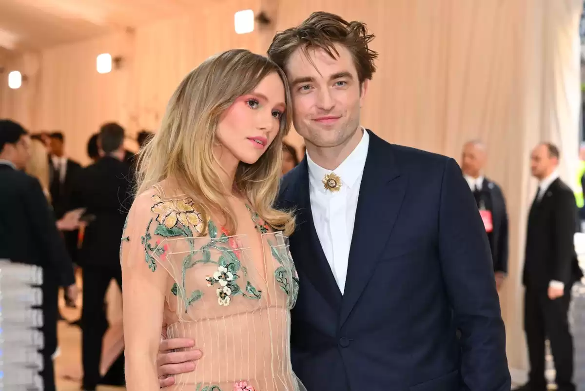 Suki Waterhouse Robert Pattinson relationship timeline couple expecting baby