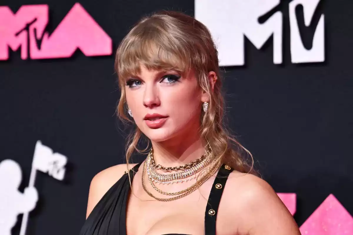 Taylor Swift Dating Chiefs' Travis Kelce: Rumors Addressed, Unveiling Her Secret Identity as an Eagles Fan