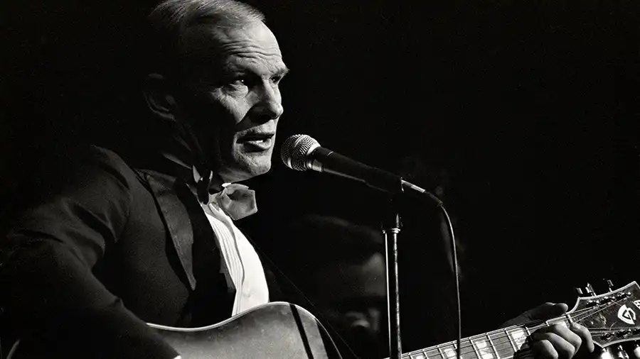 Tom Smothers, famed comedy duo, dies at 86