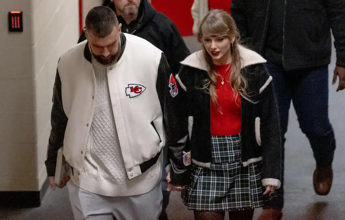 Travis Kelce Taylor Swift holding hands: Fans swooning