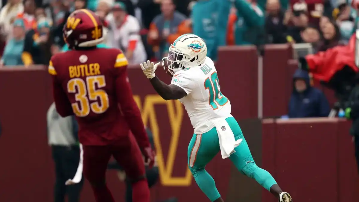 Tyreek Hill's 157-yard, two-TD performance leads Dolphins to 45-15 victory over Commanders