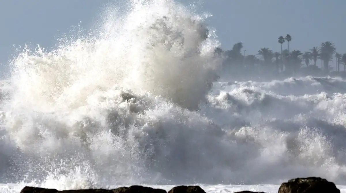Video of Huge California Waves: Bystanders Fleeing